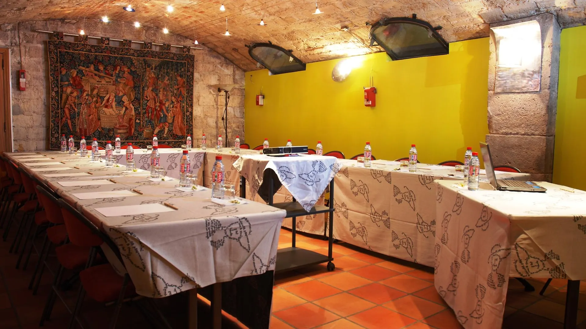 Claret Hotel 3*